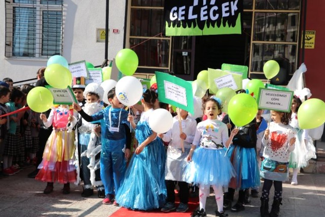 Minik Öğrencilerden Geri Dönüşüm Defilesi