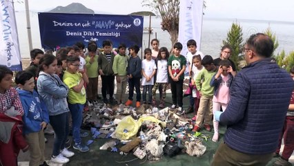 Dalgıçlardan deniz dibinde 'Çanakkale Geçilmez' pankartı