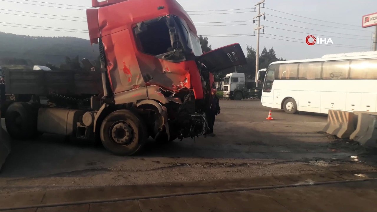 Yük treni ile tır çarpıştı, kazada sürücü yara almadan kurtuldu
