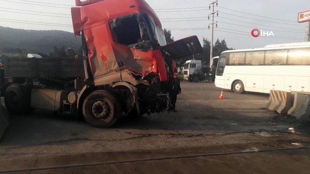 Yük treni ile tır çarpıştı, kazada sürücü yara almadan kurtuldu
