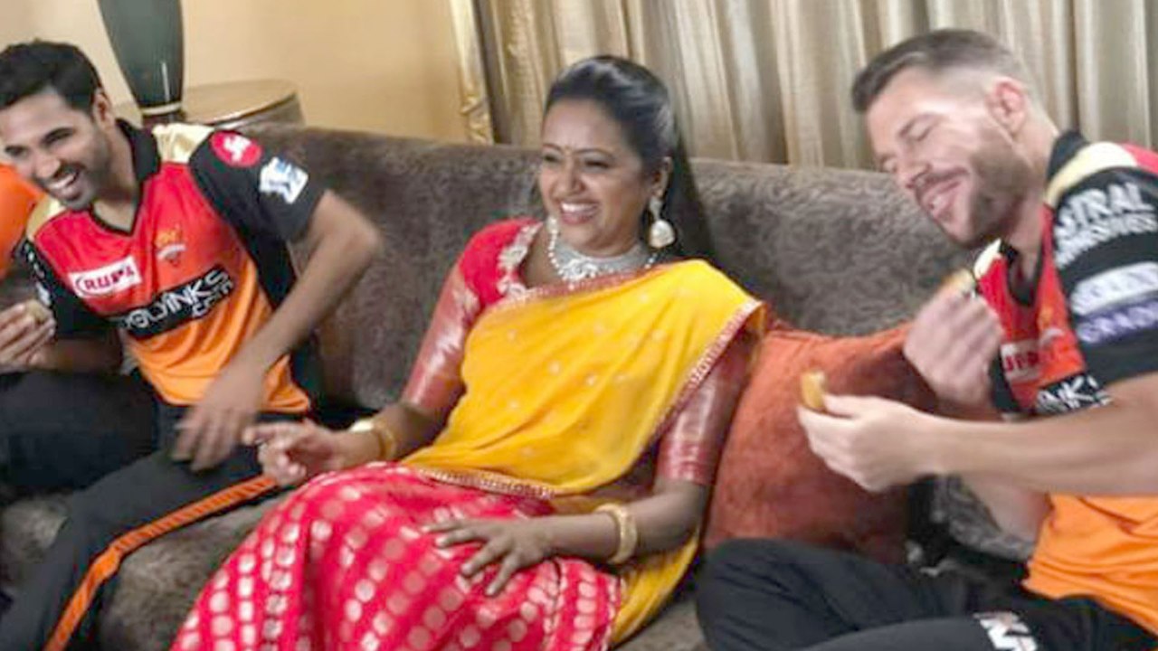 Anchor Suma With SRH Team.Why? | IPL | Filmibeat Telugu