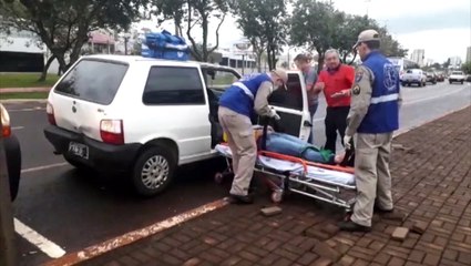 Colisão envolve dois carros e uma moto na Avenida Tancredo Neves