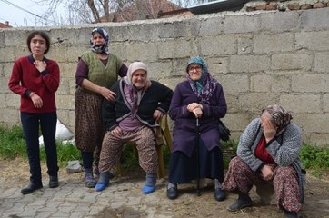 Depremde Enkaza Dönen Evde Yangın Çıktı, Aile Sinir Krizleri Geçirdi