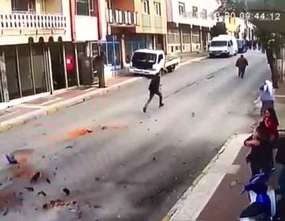 Depremden Kaçarken Ölümden Son Anda Kurtuldu