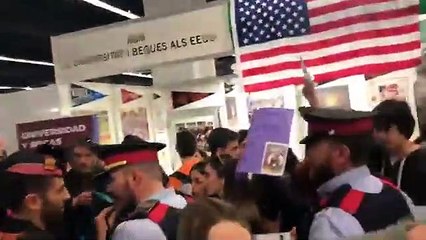 Antidisturbios de los Mossos despliegan un cordón de seguridad para separar a los manifestantes de la plataforma 'Desmilitaricemos la educación'