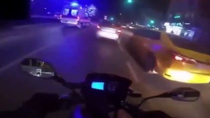 Ambulansa yol vermeyen trafik teröristine polis müdahale etti