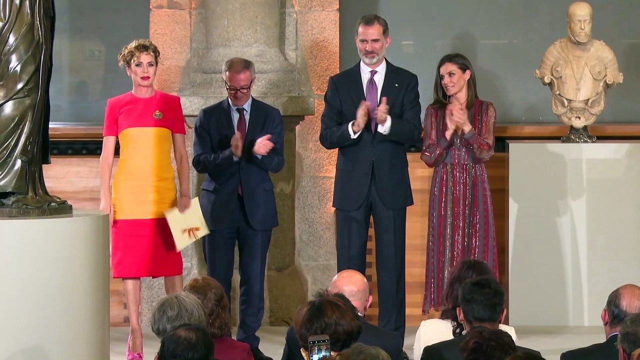 Ágatha Ruiz de la Prada eclipsa a la reina Letizia envuelta en la bandera de España
