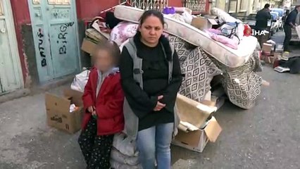 Üç çocuğu ve eşyalarıyla birlikte sokağa atıldı