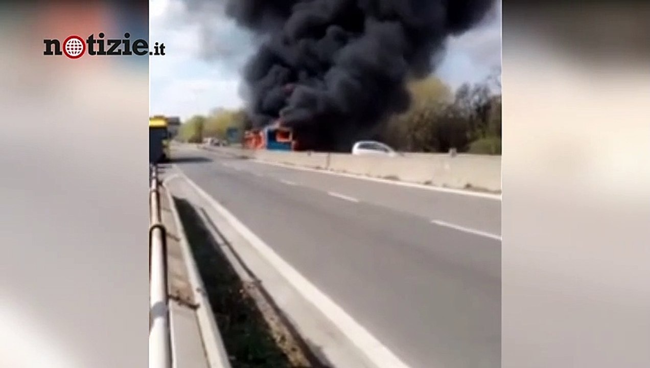 Milano, senegalese incendia il bus con la scolaresca a bordo "Vendico i morti in mare" | Notizie.it