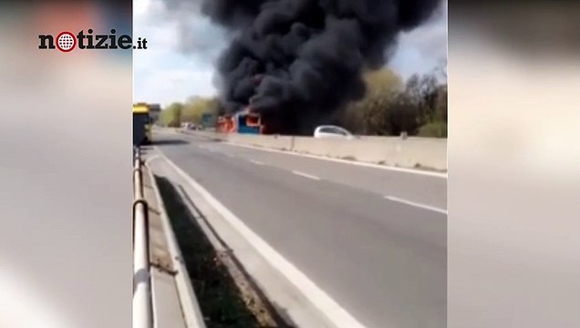Milano, senegalese incendia il bus con la scolaresca a bordo Vendico i morti in mare | Notizie.it