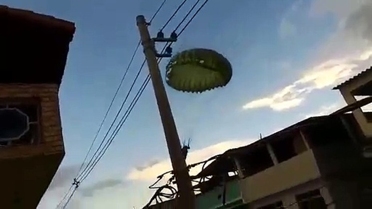 Ces parachutistes ratent leur atterrissage et finissent sur des maisons à cause du vent !