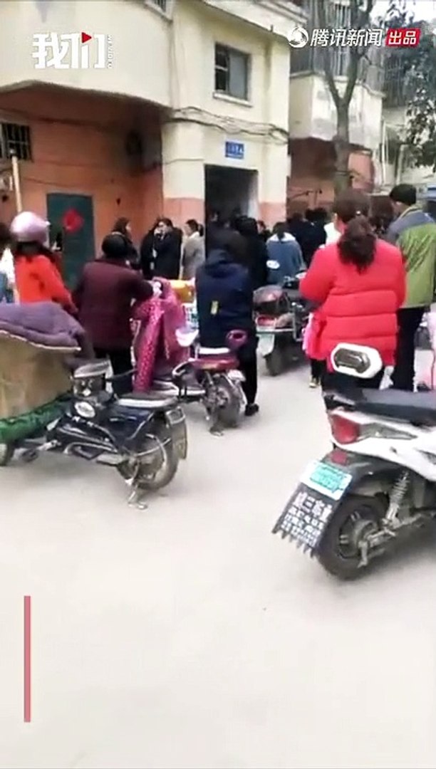 少年不服管教弑母，邻居：孩子贪玩，母亲摔死宠物狗