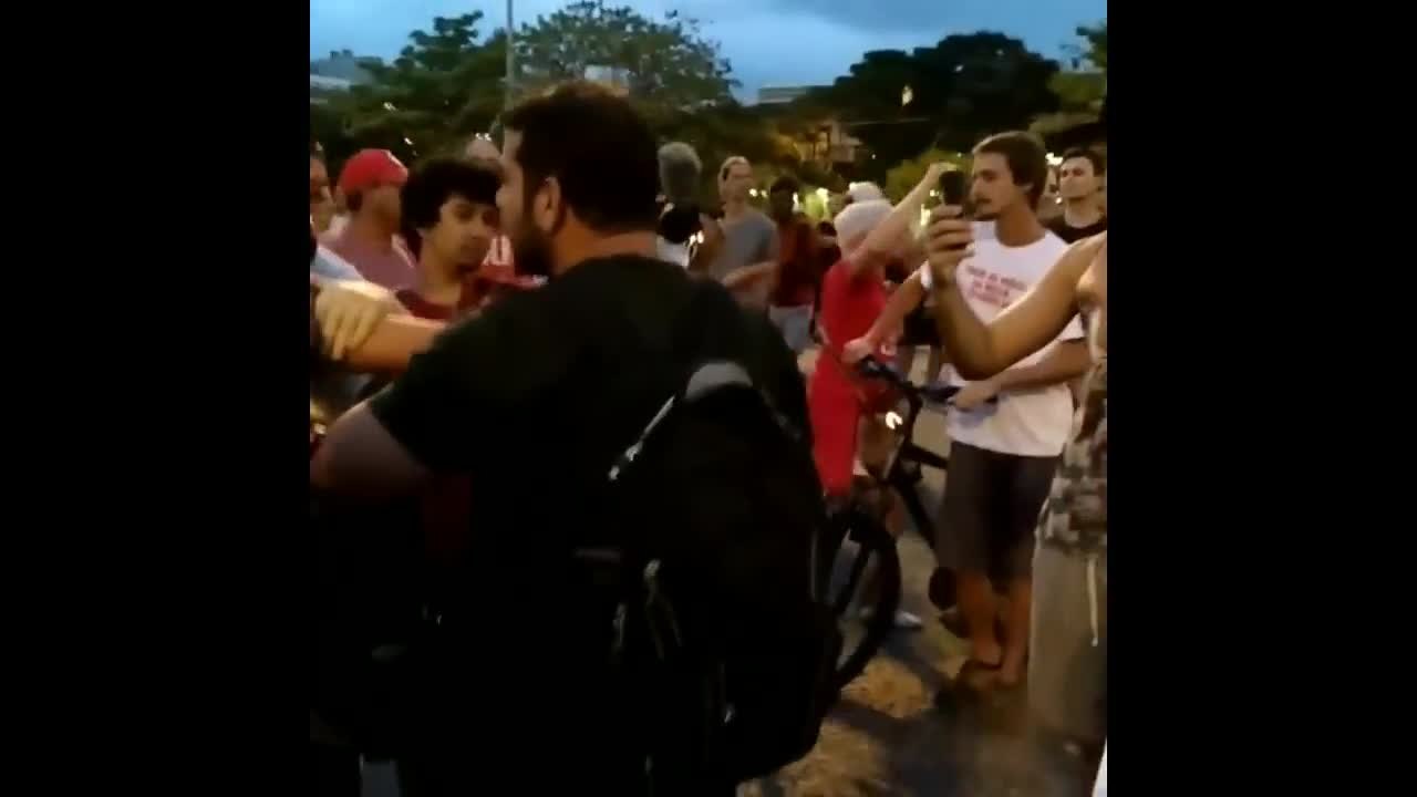 Estudantes da UFSC chamam Bolsonaro de miliciano