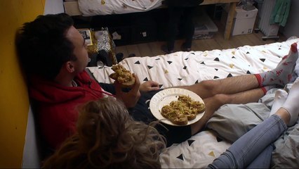 Mylène probeert Shelley te steunen