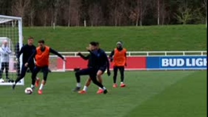 لقطة: كرة قدم: سانشو يتسبب بسقوط ماغواير أرضاً