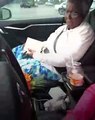 Grand-mère en TESLA teste le parking automatique sans toucher le volant !