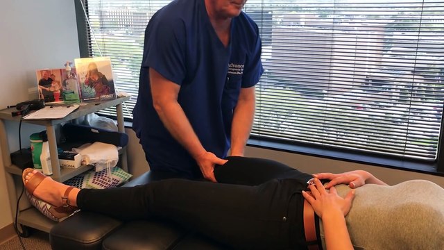 Ce médecin craque tous les os du corps de cette femme