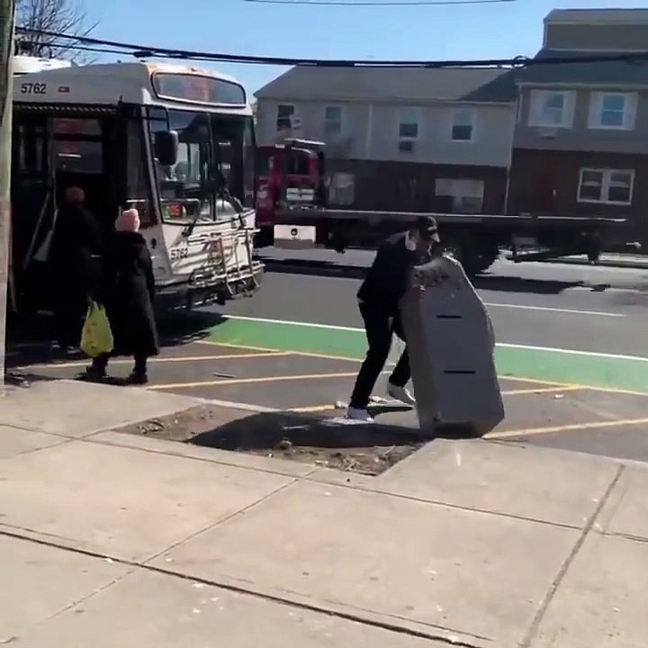 Il vole un distributeur de billets.. en prenant le Bus !