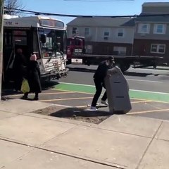 Il vole un distributeur de billets.. en prenant le Bus !
