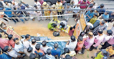 യുവാവ് നടുറോഡിൽ  തീകൊളുത്തിയ പെണ്‍കുട്ടി മരിച്ചു | Oneindia Malayalam