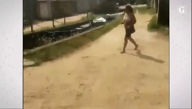 Homens ostentam armas em Vila Velha