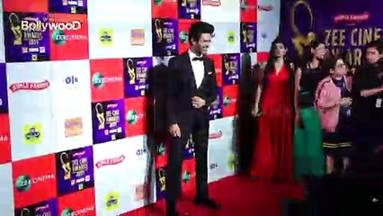 Ranbir Kapoor Grabs Best Actor Award From Ranveer Singh