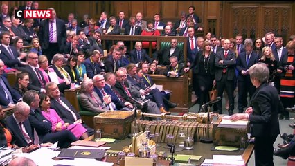 Theresa May demande le report du Brexit