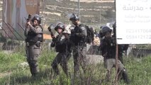 Filistinli Öğrenciler ile İsrail Askerleri Arasında Arbede