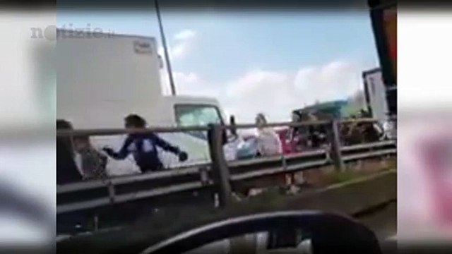 Autobus in fiamme nel Milanese: il blitz dei carabinieri per salvare i bambini | Notizie.it