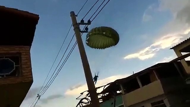 Des parachutistes sont emportés par des rafales de vent et atterrissent sur des maisons