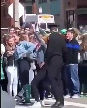 Quand une fêtarde vient draguer un policier pendant la Saint-Patrick