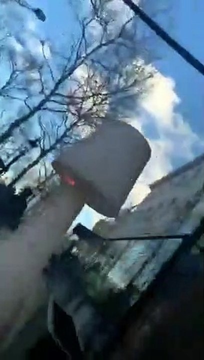 Gilets Jaunes  un policier en train de voler des maillots du PSG