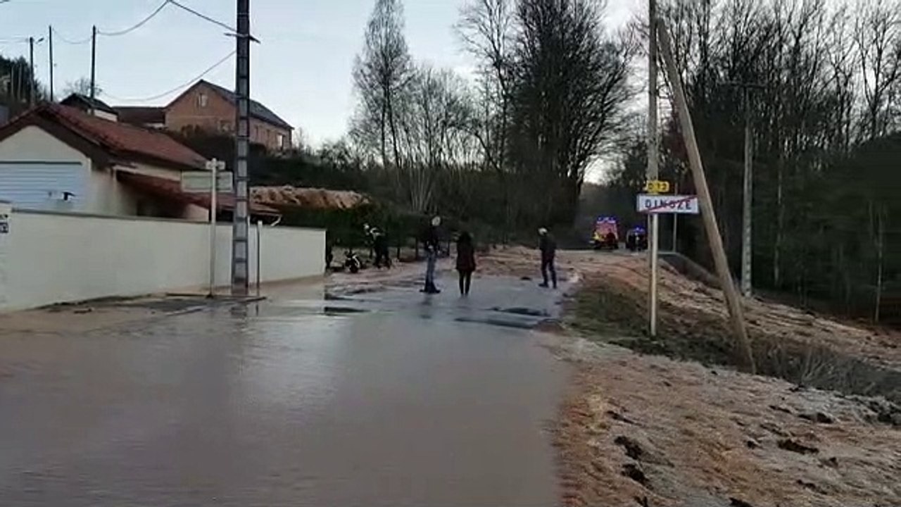 Un siphon du canal d'alimentation de Bouzey lâche et inonde la route