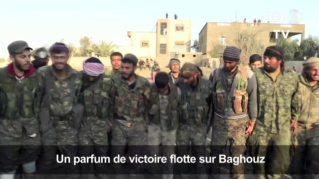 Des combattants des FDS célébrent la victoire imminente contre l'EI