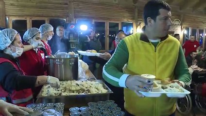 Kızılay, depremden etkilenen vatandaşlara yemek dağıttı - DENİZLİ