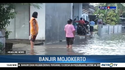 Warga Mojokerto Memilih Bertahan di Rumah Meski Terendam Banjir