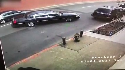 Arrêté par la police, il tente de s'échapper en sautant de la voiture en marche