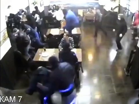 Un client mange tranquillement pendant que la mafia Russe rentre dans le restaurant