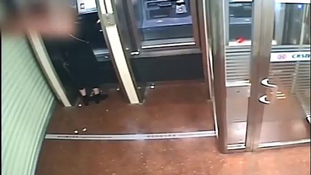 Ce voleur décide de rendre l'argent volé à une femme après avoir vu que son solde bancaire qui était à 0