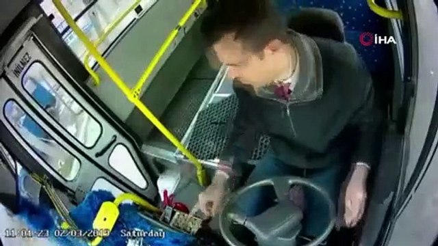 Şoförden Örnek Davranış! Kullandığı Otobüsü Durdurup, Yere Düşen Türk Bayrağını Kaldırdı