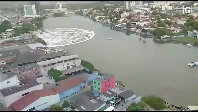 Espuma no Canal de Camburi, em Vitória