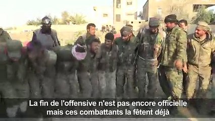 Des combattants des FDS célébrent la victoire imminente contre l'EI