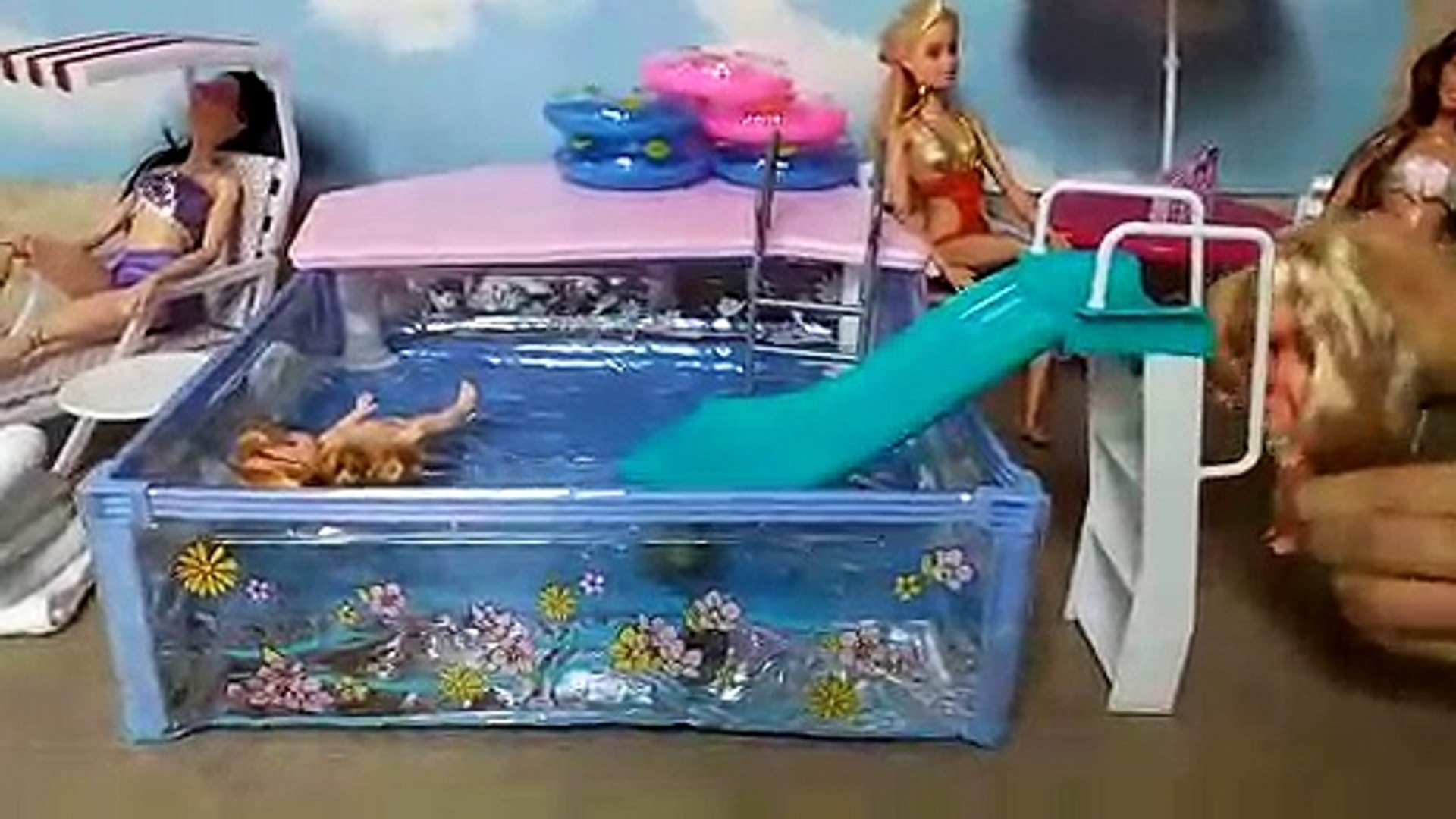 video de poupeé barbie a la piscine