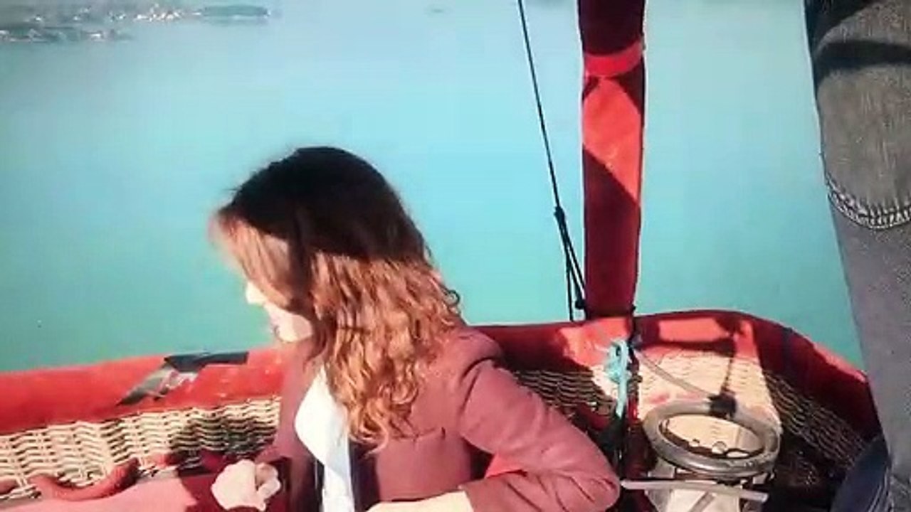 Regardez la vidéo du crash en montgolfière, dans l'eau, de Fanny Agostini et l'équipe de Thalassa qui s'est produit vendredi lors d'un tournage