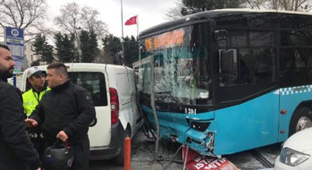 Halk otobüsü yayalara çarptı