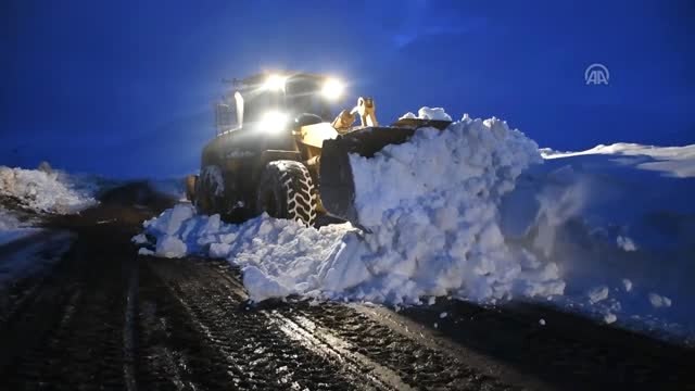 İki Metreyi Aşan Karla Dört Gündür Mücadele Ediyorlar - Ağrı