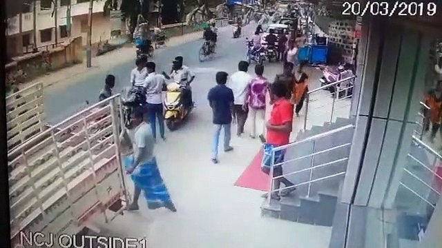 நாகர்கோவிலில் நடு ரோட்டில் வாலிபரை அடித்து இழுத்து செல்லும் கும்பல்..வீடியோ