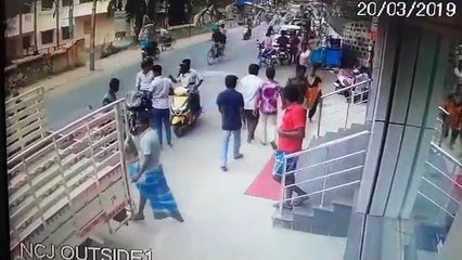 நாகர்கோவிலில் நடு ரோட்டில் வாலிபரை அடித்து இழுத்து செல்லும் கும்பல்..வீடியோ