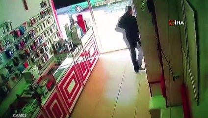 Malatya'da meydana gelen depremde panik anı kamerada