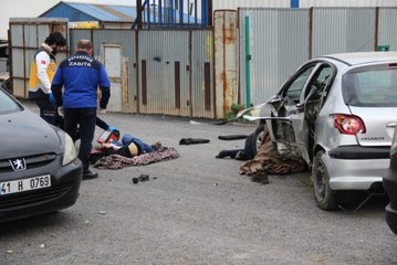Yayaya Çarpıp Altına Alan Otomobil Bariyere Girdi: 2 Ölü